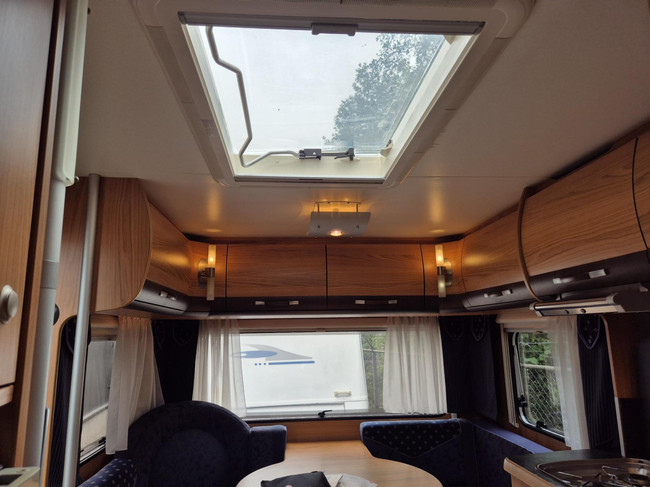 Bürstner 525 TS Belcanto Queens bed kleine voortent foto: 17