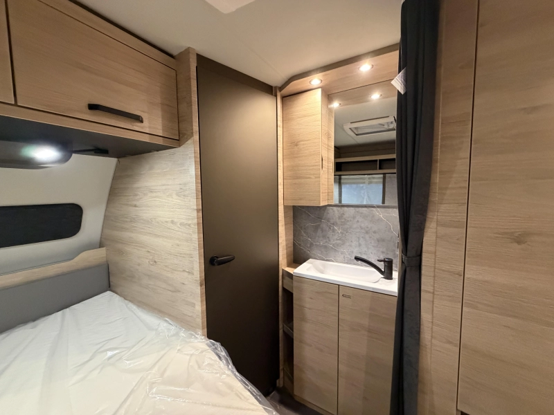 Weinsberg CaraOne Edition HOT 450 FU fransbed / rondzit  foto: 15