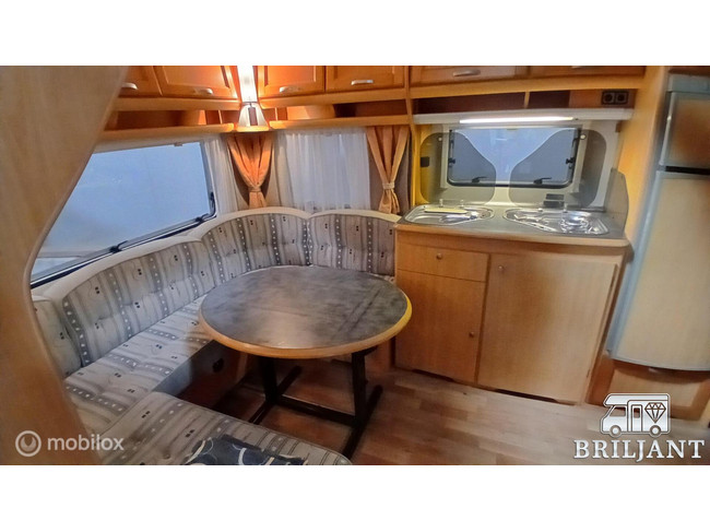 LMC 560K1 caravan.. enkelebedden/rondzit foto: 6
