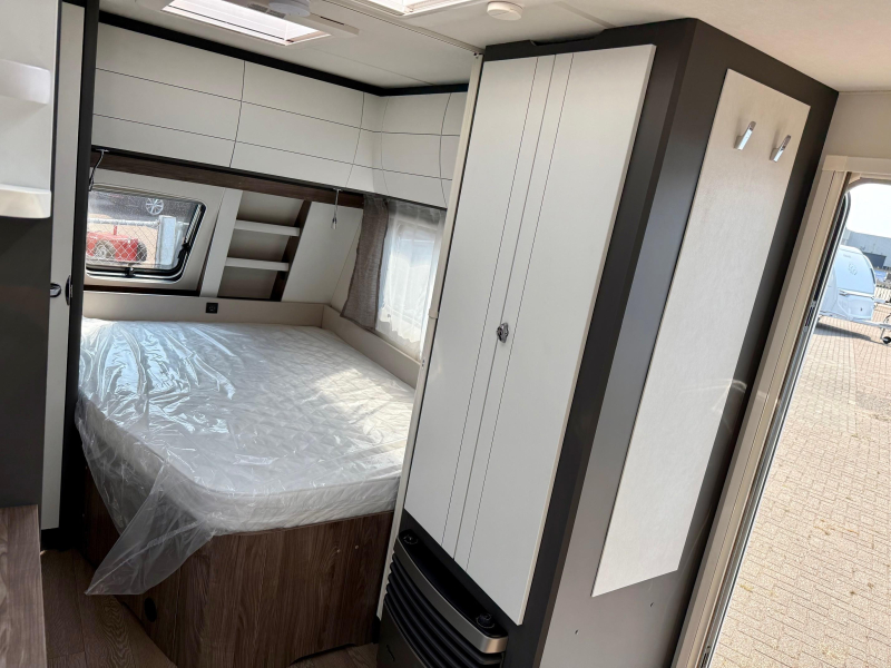 Hobby Excellent Edition 460 UFE Frans bed & rondzit!  foto: 21