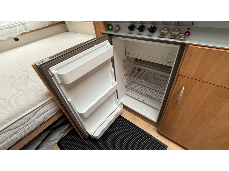 Hobby De Luxe 400 SB treinzit vast bed toilet  foto: 8