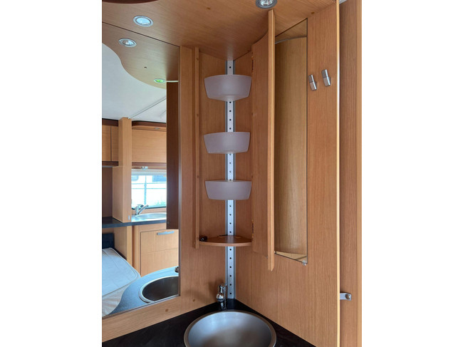 Hymer Sporting 465 | Volautomatische Mover | ZGAN Voortent | Lattenbodem | Ombouwbare Rondzit | Luifel | Fransbed | Fietsenrek foto: 22
