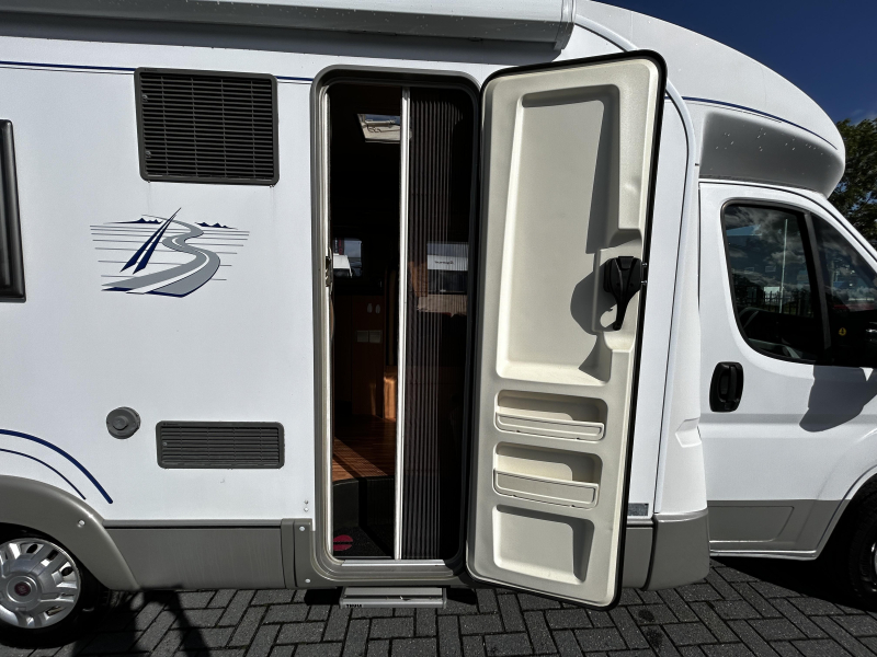 Bürstner Solano 710 T vastbed/badkamer-achterin  foto: 5