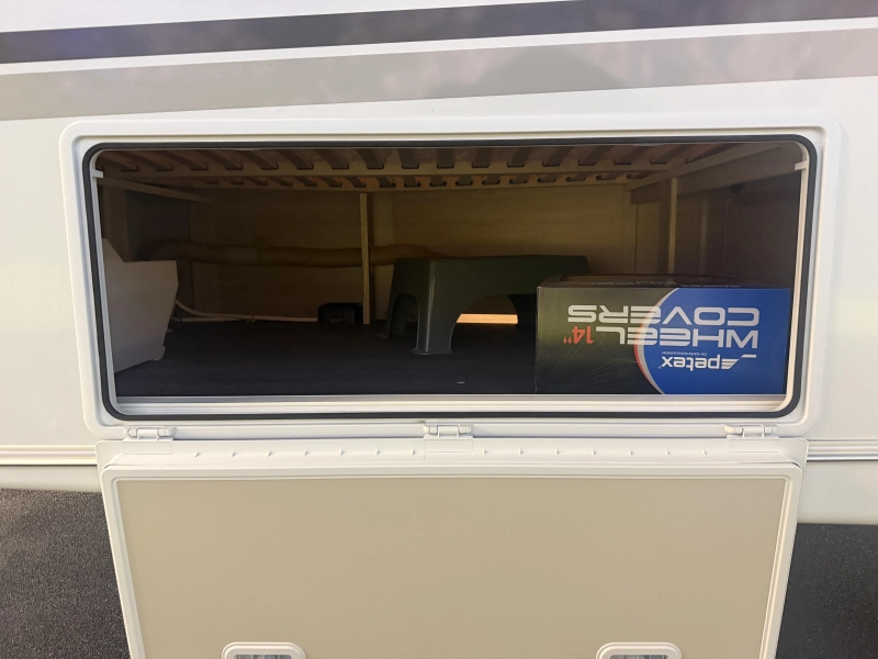 Weinsberg CaraOne Edition HOT 450 FU fransbed / rondzit  foto: 16