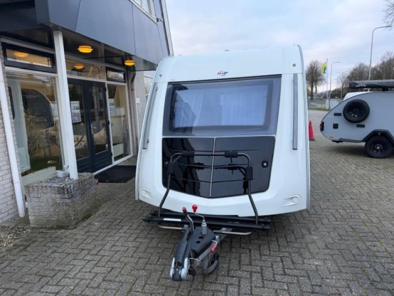 Kip Isa White 41 TCB Met mover en Luifel  foto: 1