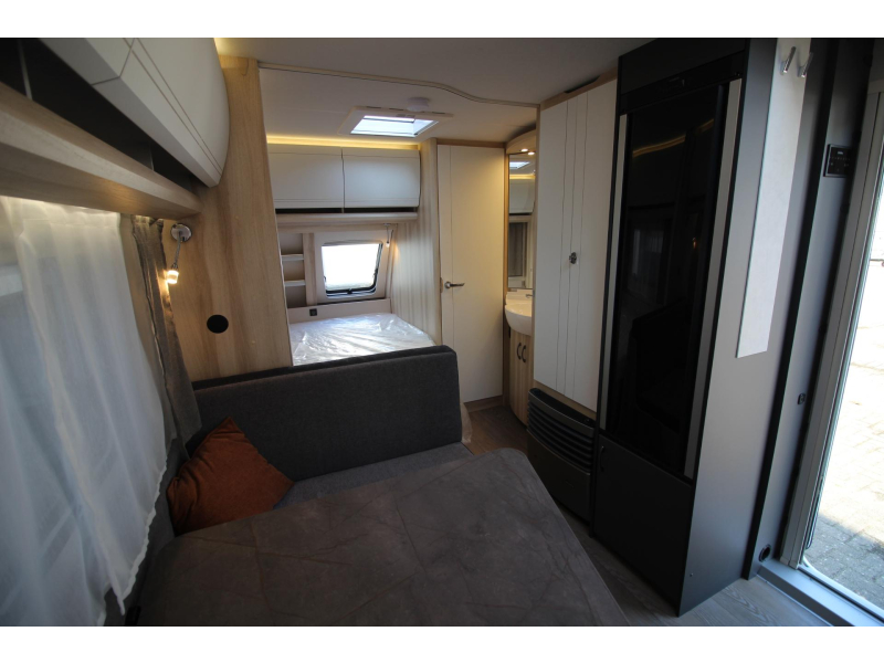 Hobby De Luxe 400 SFE Frans bed & hoge koelkast  foto: 13