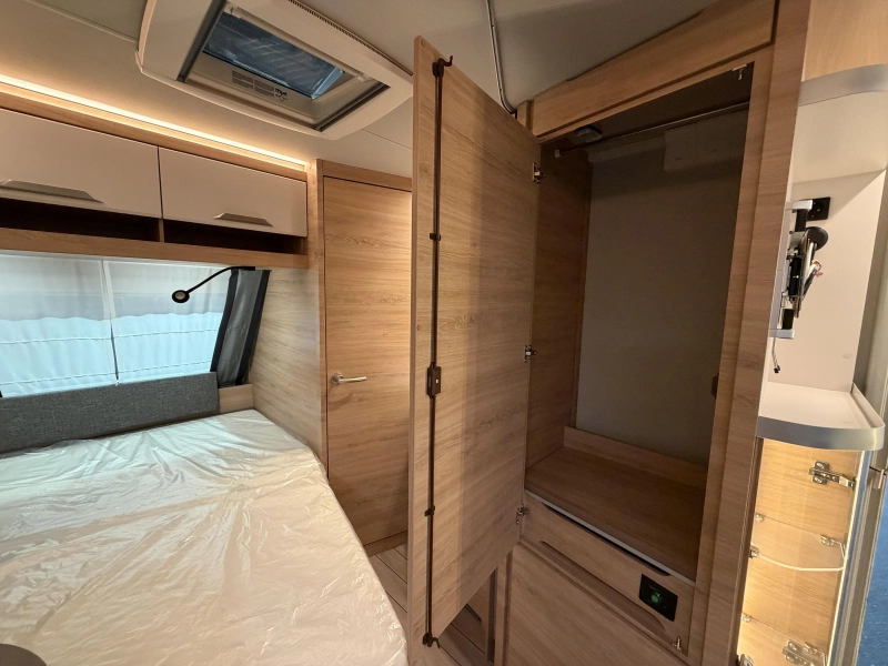 Knaus Sudwind Black Selection 450 FU dakairco / fransbed  foto: 22