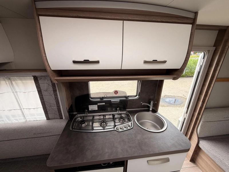 Knaus Sport Silver Selection 400 LK Voortent+Stapelbed+1300KG  foto: 15