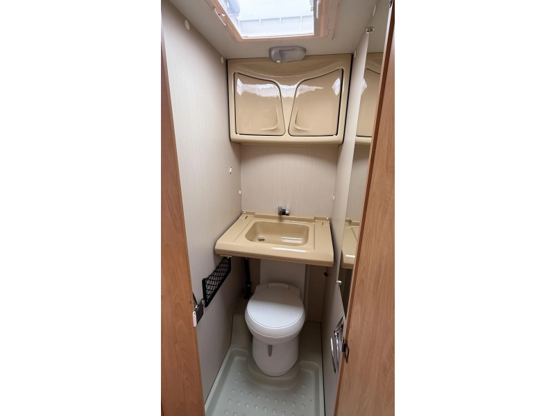 Caravelair Antares Luxe 426 stapelbed zit vast bed  foto: 9