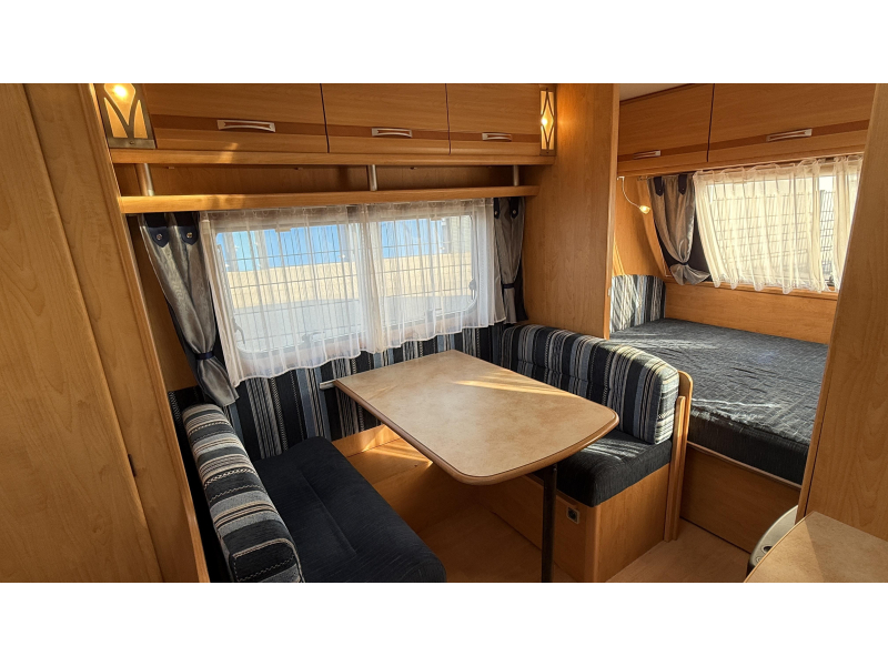 Caravelair Ambiance Style 400 CP eindkeuken zit vast bed  foto: 8