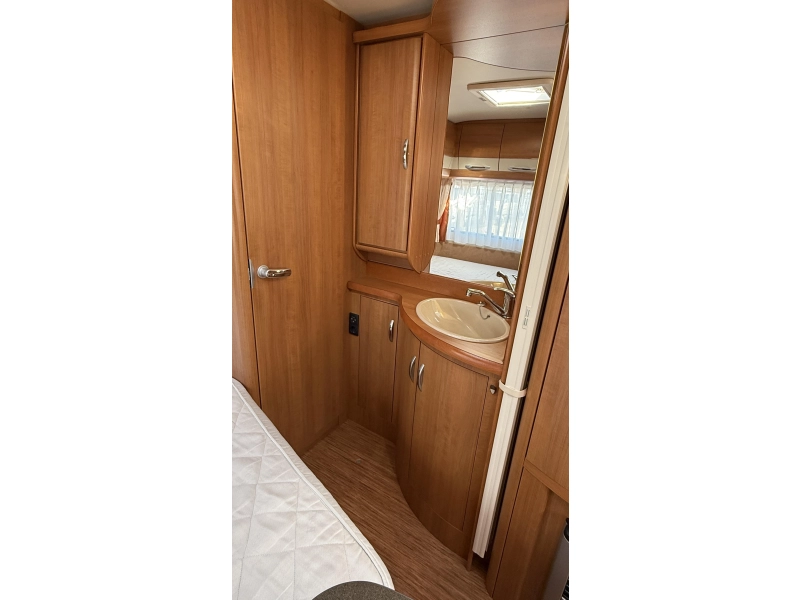 Hobby Excellent 495 UFE frans bed rondzit toilet  foto: 12