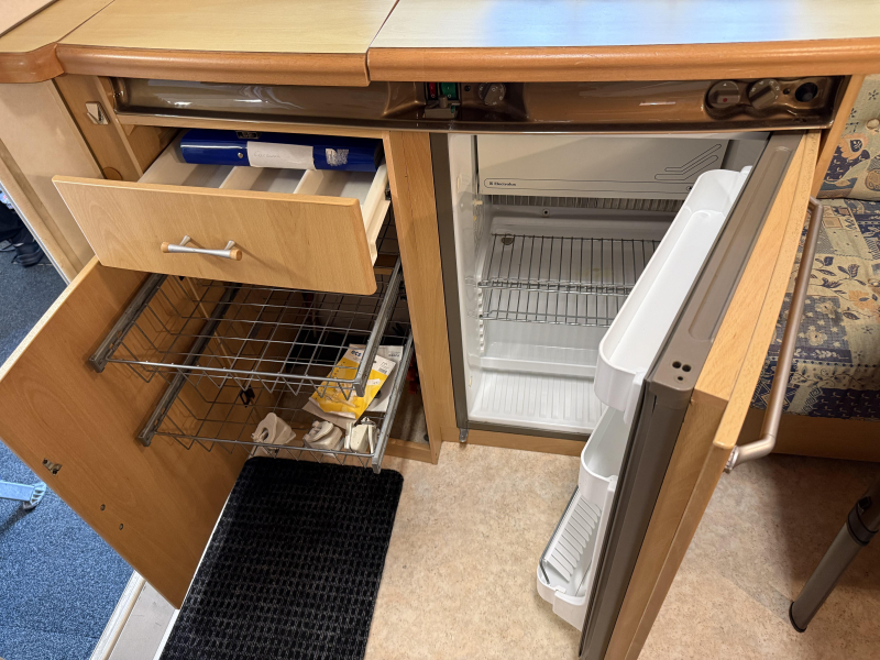 TEC Travel King 390 ATF TREINZIT VASTBED VOORTENT  foto: 10
