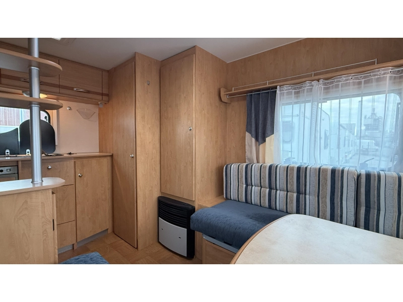Caravelair Ambiance Style 372 keuken zitgroep toilet  foto: 7