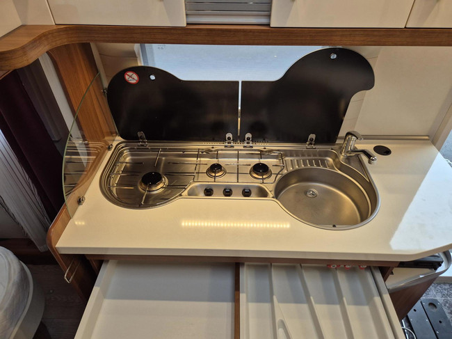 Hobby 540 UFF Nw staat. Queens bed, mover + Thule luifel foto: 11