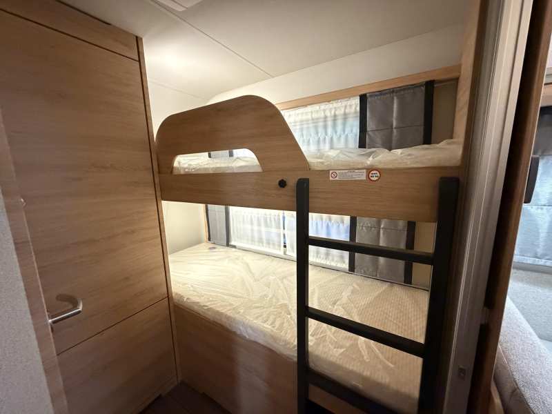 Knaus Sudwind Black Selection 500 QDK stapelbed / dwarsbed  foto: 18