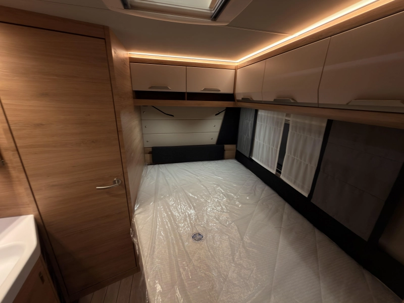 Knaus Sudwind Black Selection 500 FU 1800KG+vloer+Fransbed  foto: 11