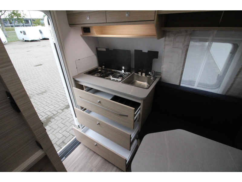 Fendt Bianco Activ 390 FHS Frans bed & hoge koelkast  foto: 11