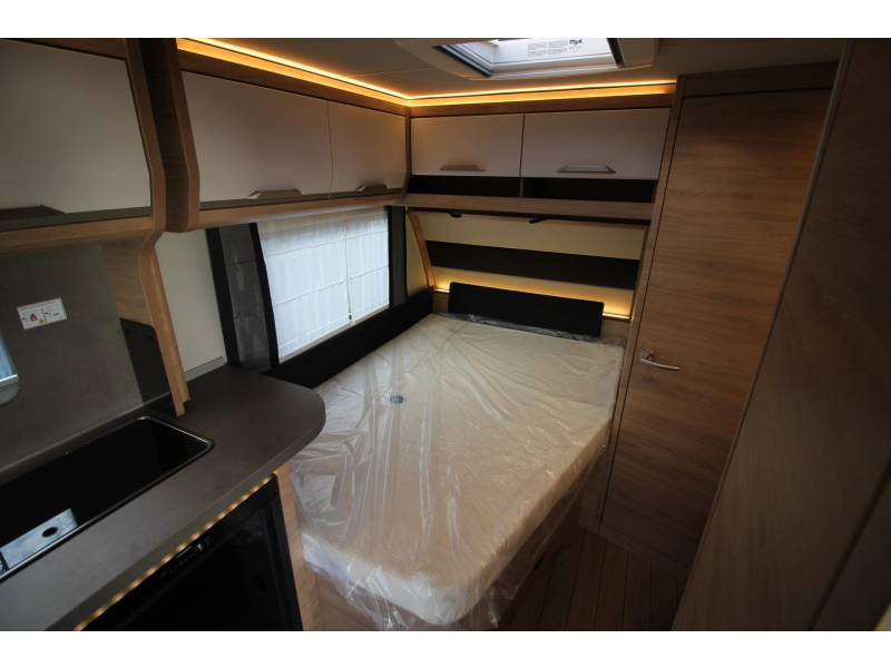 Knaus Sudwind Black Selection 450 FU Frans bed & rondzit!  foto: 8
