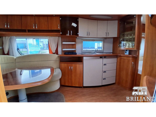 Hobby 560 UFE caravan fransbed/rondzit foto: 6
