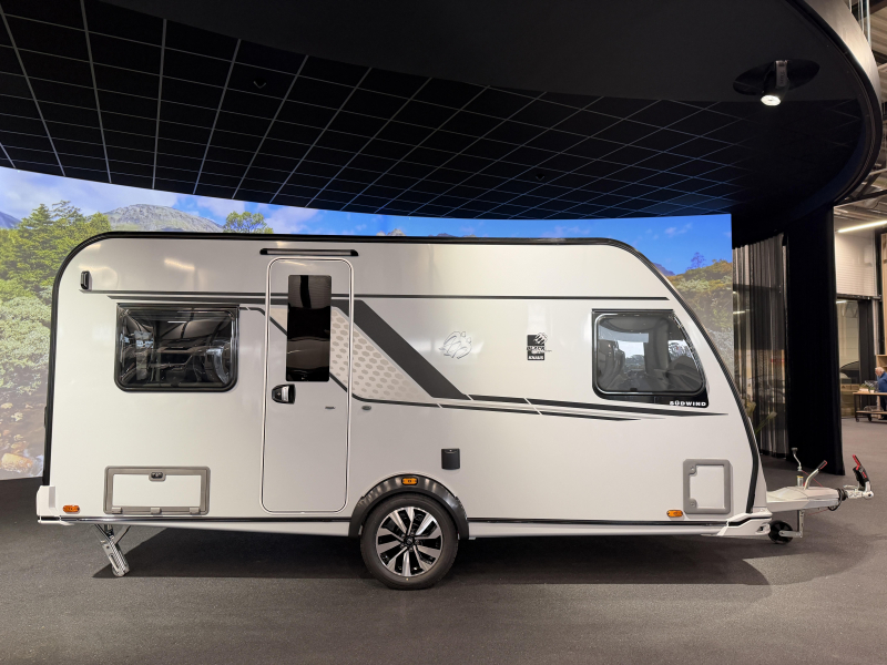 Knaus Sudwind Black Selection 450 FU rondzit / fransbed 