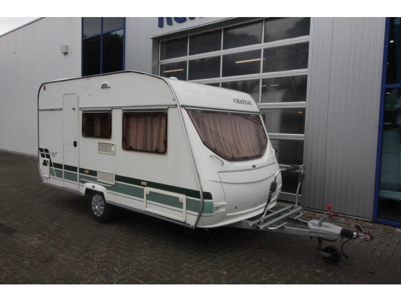 Chateau Caratt 390 TZF Voortent, Fietsenrek V+A  foto: 2