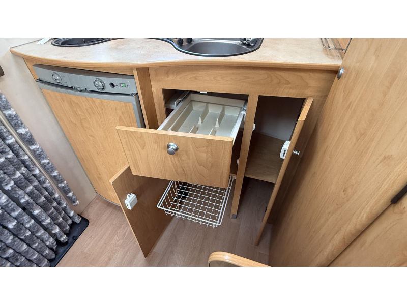 Caravelair Ambiance Style 400 CP eindkeuken zit vast bed  foto: 5