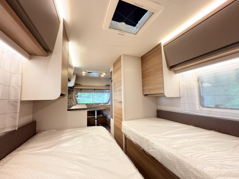 Dethleffs Nomad 460 EL enkele bedden / buitengas  foto: 11