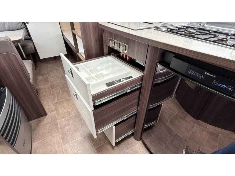 Bürstner Averso Plus 510 TK kinderkamer rondzit  foto: 9