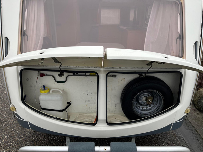 HOME-CAR Racer 45 Spirit | Fransbed | Dinette | Fietsenrek voor | Kachel | Koelkast | Toilet en wasbak foto: 22