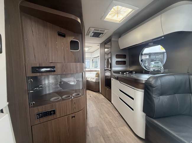 Eriba T 820 (TOURING 820) full options EP level systeem lengte bedden XT mover Truma zonnepanelen 2x dakairco Dometic elktr schotel foto: 21