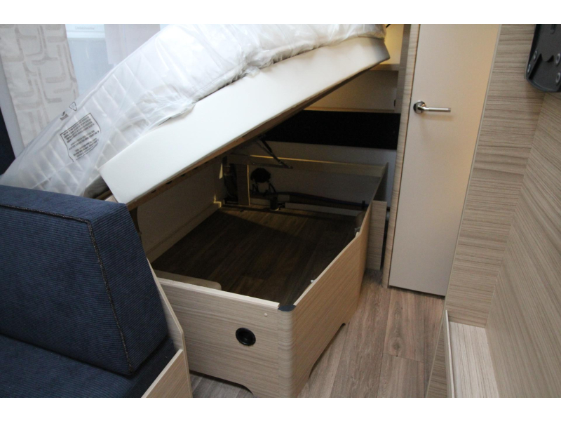 Fendt Bianco Activ 390 FHS Frans bed & hoge koelkast  foto: 16