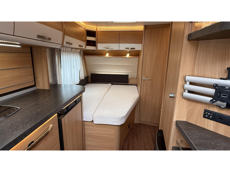 Knaus Sudwind Silver Selection 500 FU frans bed rondzit toilet  foto: 2