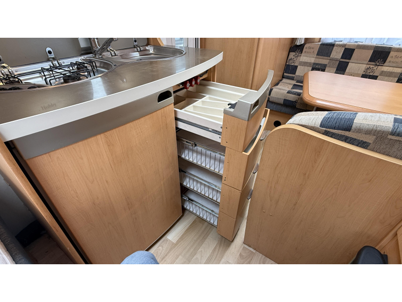 Hobby De Luxe 400 SF treinzit vast bed toilet  foto: 7