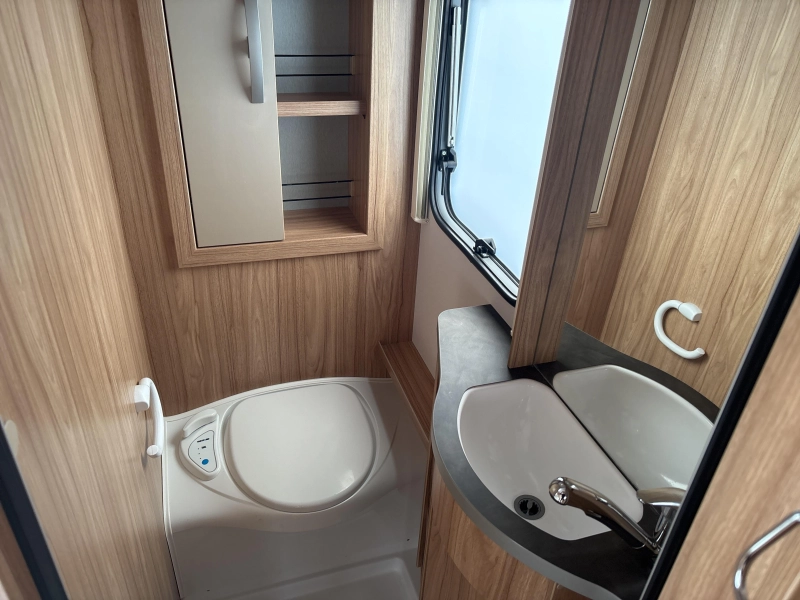 Eriba Nova Light 465 Mover/Thule luifel  foto: 8