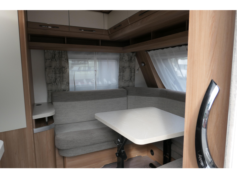 Hobby De Luxe 460 LU enk. bed mover en voort.  foto: 6