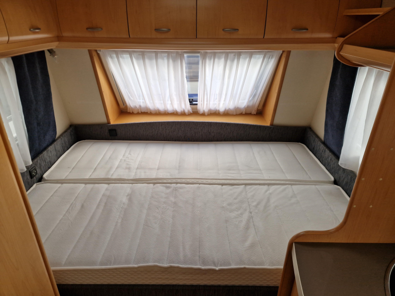 Hobby De Luxe 400 SF Mover/Voortent/Fietsdr.  foto: 2