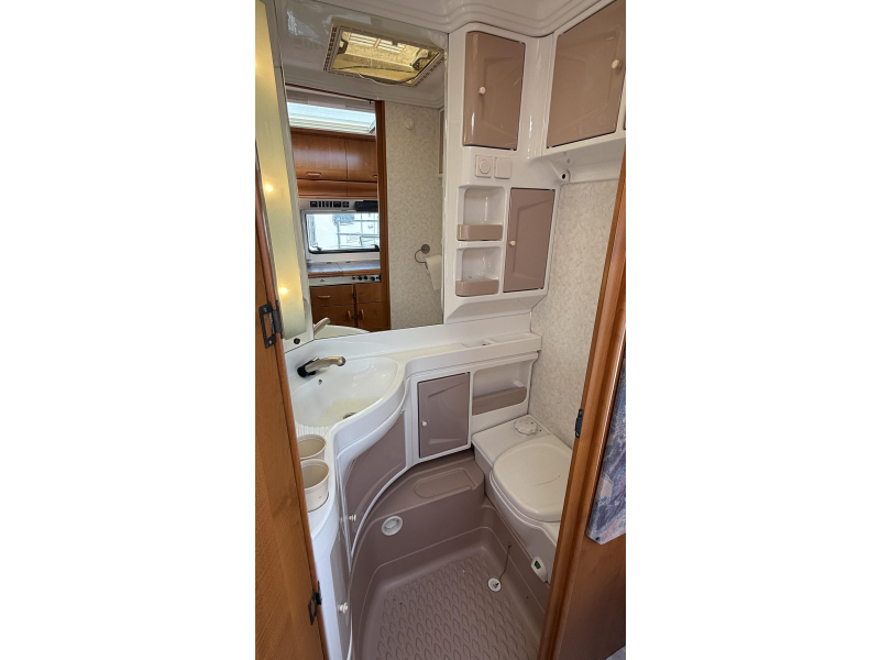 Hobby Excellent 470 rondzit bed toilet  foto: 6