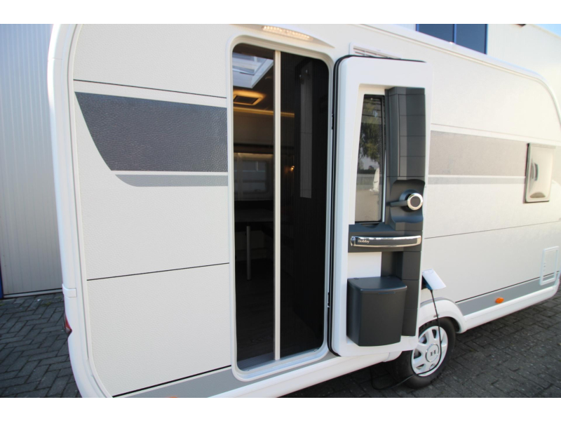Hobby De Luxe 400 SFE Frans bed & hoge koelkast  foto: 19