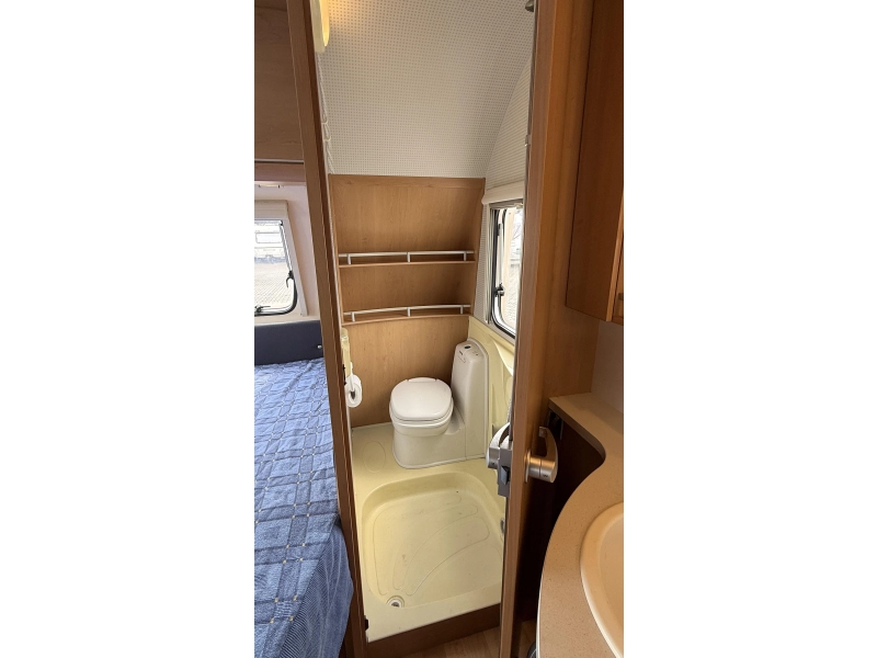 Knaus Sudwind 500 FU frans bed rondzit toilet  foto: 12