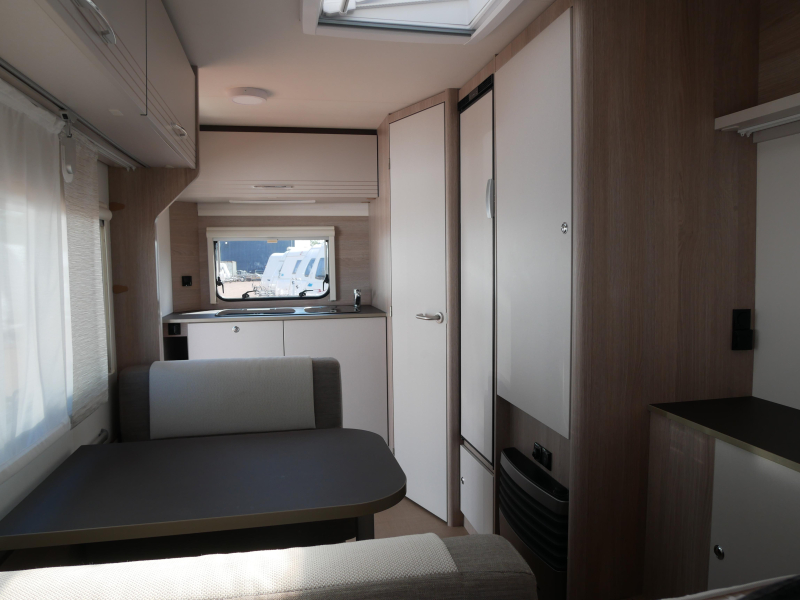 Bürstner Premio Life 425 TS Mover, voortent  foto: 14