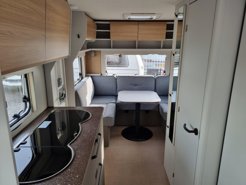 Bürstner B66 485 TS Queens bed - 1800 kg 