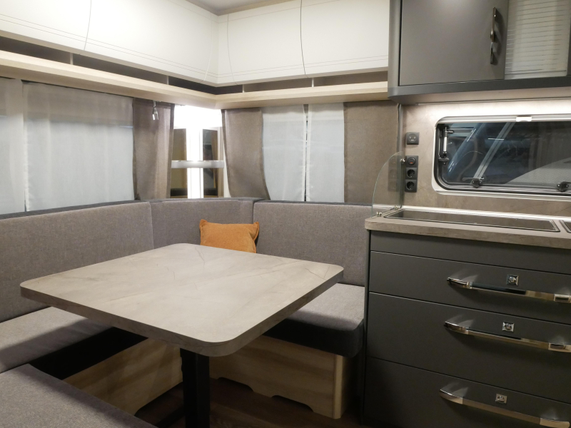 Hobby De Luxe 460 UFE Model 2027  foto: 2