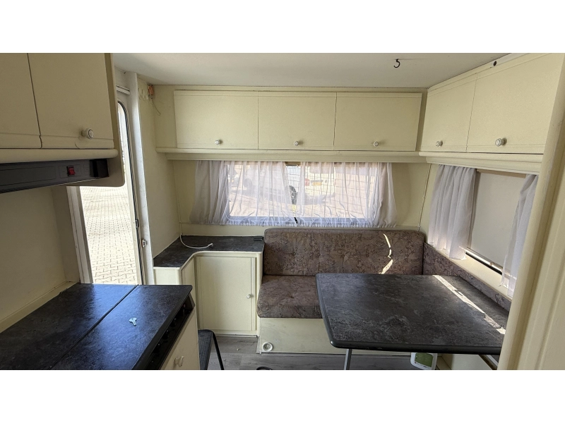 Dethleffs Camper 440 T treinzit vast bed toilet  foto: 3