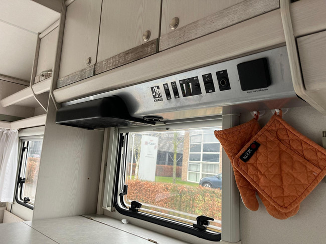 Knaus Sport 2404 | Voortent | Halfautomaat mover | Vastbed | Dinette (rondzit) | Kachel | Casette toilet | Imperiaal/ladder foto: 14