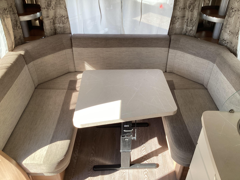 Hobby De Luxe 460 UFE omnistor 