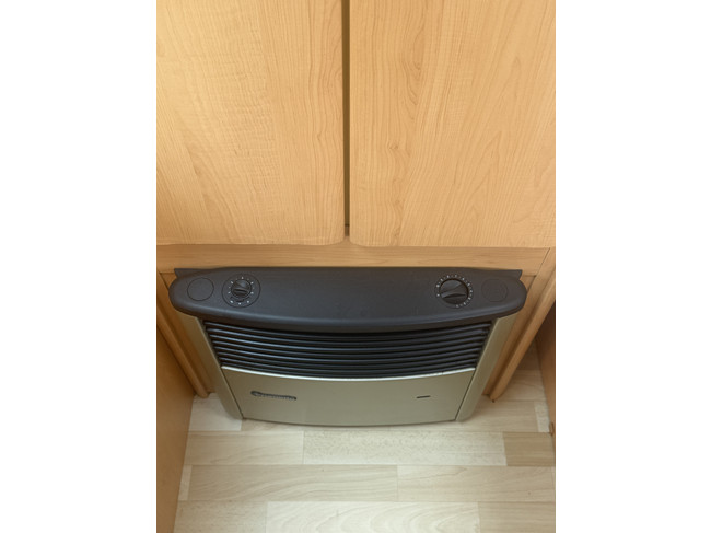 Hobby de luxe 400 SF dwarsbed 4 slaapplaatsen voortent mover hordeur kachel truma toilet foto: 9