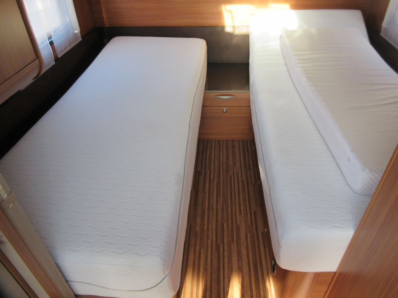 Adria Adora 492 UL MET MOVER & DAKVENTILATOR 