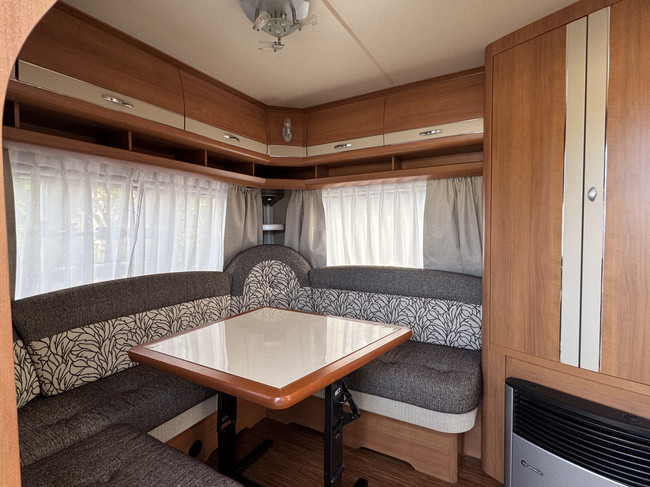 Hobby Excellent 495 UL met ENKELE BEDDEN en grote rondzit **Mover/Reservewiel/XXL Koelkast/Fietsendrager voor & achter/Zeer nette staa foto: 7