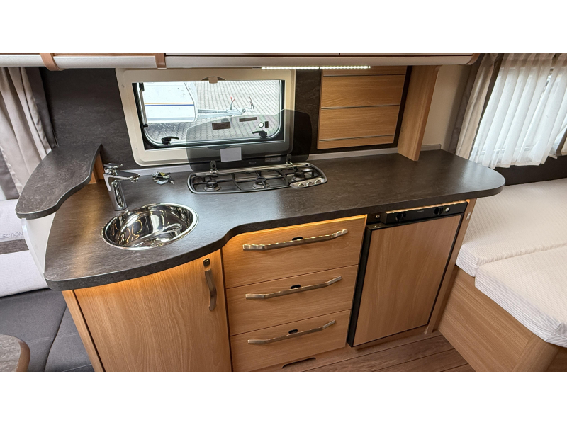 Knaus Sudwind Silver Selection 500 FU frans bed rondzit toilet 
