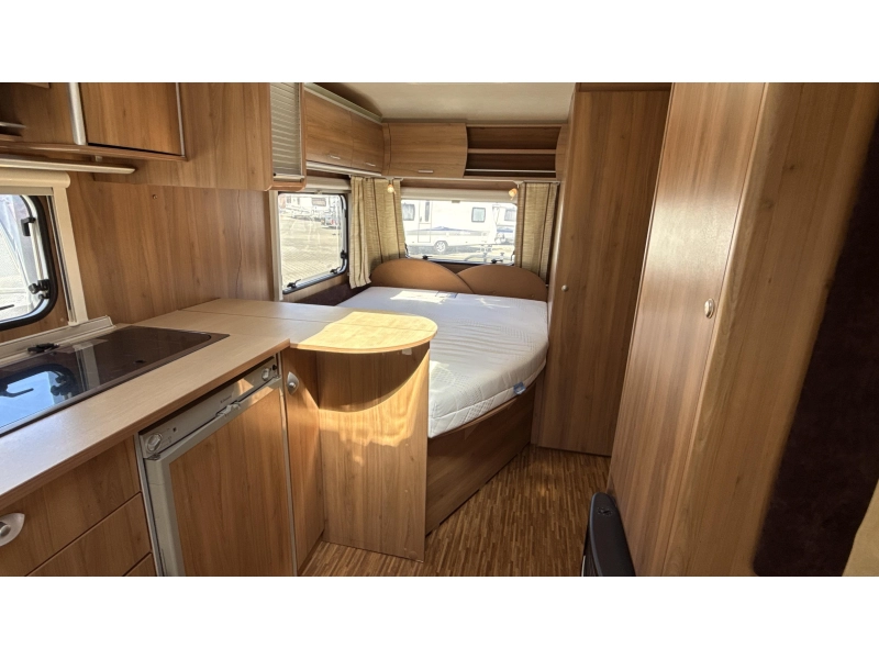 Bürstner Averso 460 TS frans bed rondzit toilet  foto: 9